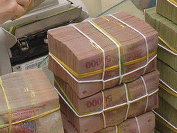 Lãi suất gửi tiết kiệm tiếp tục đi xuống