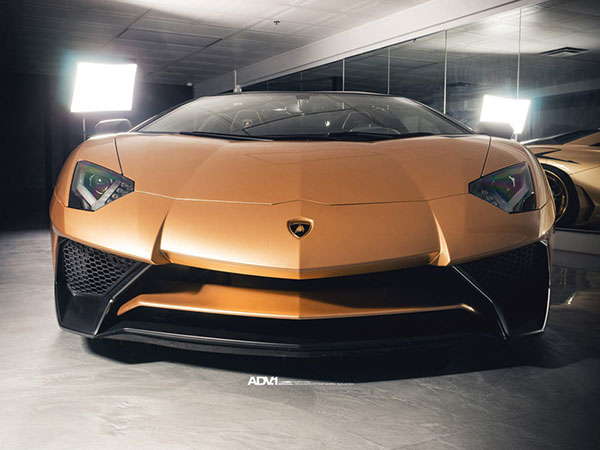 Lamborghini Aventador SV Roadster khoác màu gold đặc biệt