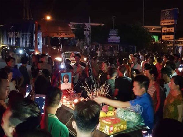 Trắng đêm vận động người thân 2 thiếu nữ chết bí ẩn đưa quan tài về