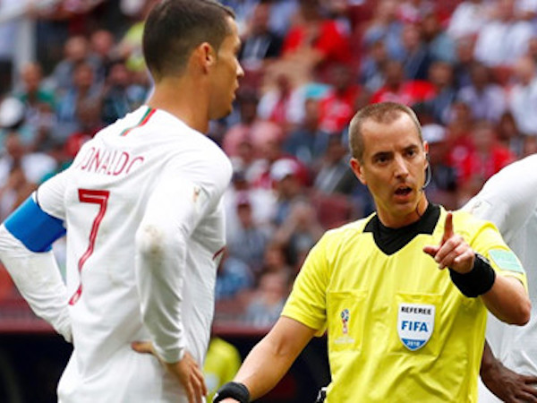 Trọng tài bắt chính ngỏ ý xin áo của Ronaldo ngay từ hiệp 1?
