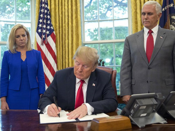 Trump nhượng bộ dư luận, chấm dứt chia cắt gia đình ở biên giới