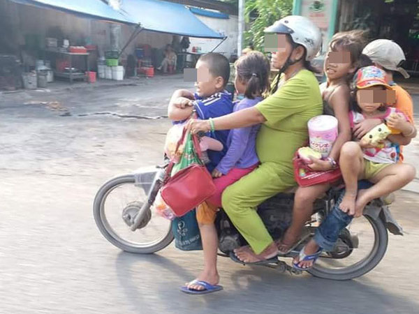 1 người phụ nữ, 5 đứa trẻ và cảnh tượng khiến người ta rùng mình trên phố
