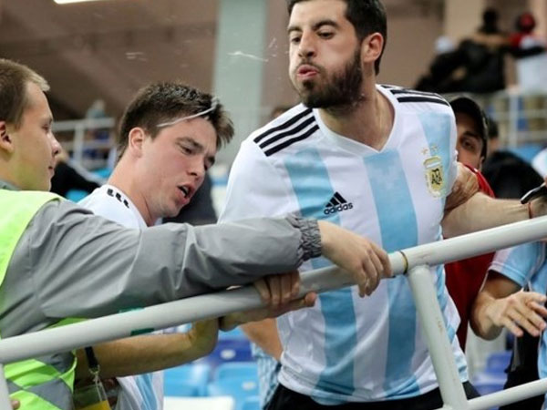 Argentina thua mất mặt, HLV Sampaoli bị tấn công