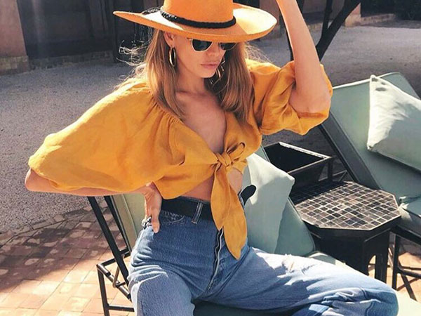 Chiếc crop top thắt nơ này đang khiến bao cô nàng từ Âu sang Á mê mẩn, mặc lên nhìn quyến rũ 'chết người'