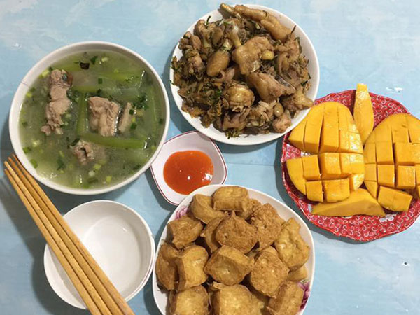 Cô gái bị bắt bẻ cách gọt bí nấu canh, nhìn ảnh, chị em người bảo đúng người chê sai