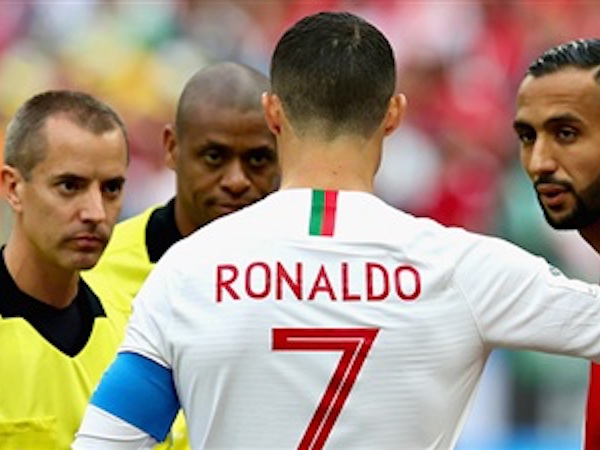 FIFA giải oan cho trọng tài sau cáo buộc xin áo