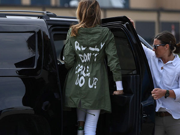 Melania Trump mặc áo 'không quan tâm' khi thăm trẻ nhập cư