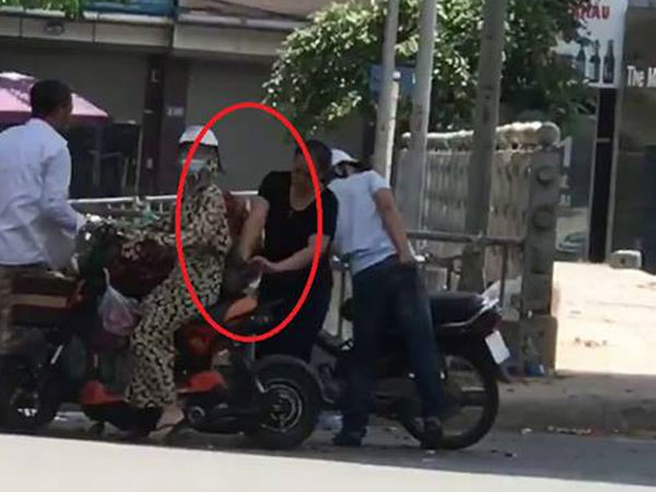 'Nữ quái áo đen' móc ví khách mua hoa quả ở Hà Nội đã được công an phường bàn giao cho Đội Cảnh sát hình sự