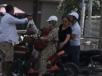 ‘Nữ quái' móc túi người mua trái cây nghiện ngập, có 5 tiền án