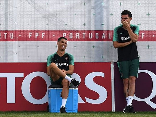 Ronaldo đùa giỡn trên sân tập trước thất bại của Messi