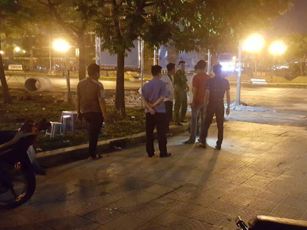 Táo tợn cướp ba lô để ngay cạnh 2 người đang ngồi uống nước gần hồ Văn Quán