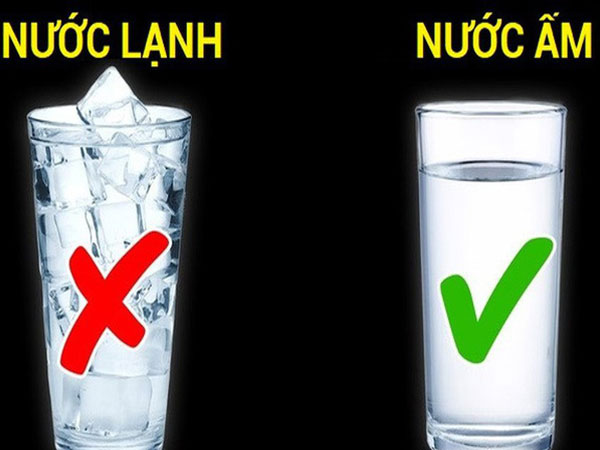 Uống nước đá ngày nóng làm mát cơ thể: 'Sướng một chốc, hại lâu dài'
