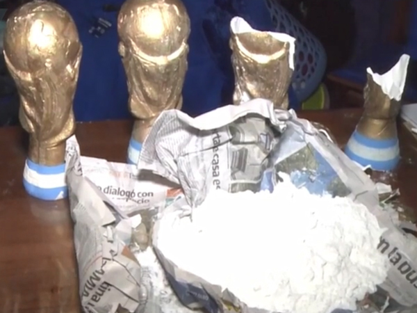 Băng đảng Argentina giấu ma túy trong bản sao cúp vàng World Cup