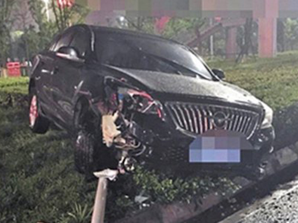 Cổ động viên Trung Quốc đau tim, say xỉn, đâm xe khi 'cháy' cùng World Cup