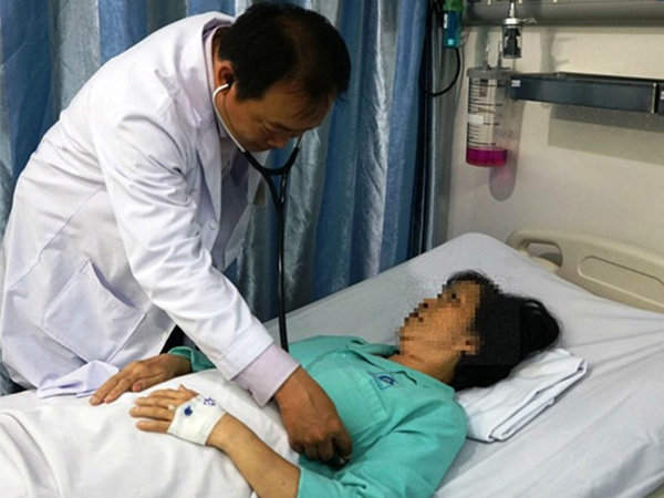 Cửa điện tử ép người phụ nữ vào tường gây tràn máu màng tim
