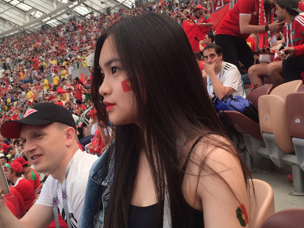 Danh tính thiếu nữ Việt ngồi trên khán đài xem World Cup khiến dân tình ghen tị hết nấc
