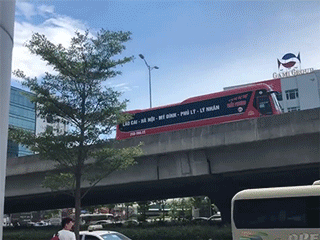 Hà Nội: Ô tô đi lùi trên cao tốc để nhường đường cho xe máy khiến nhiều người khó hiểu