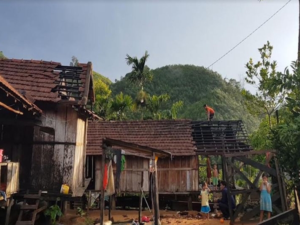 Lốc xoáy bất ngờ khiến nhiều nhà dân và công sở tốc mái