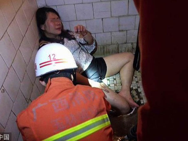 Trung Quốc: Cô gái say rượu thụt chân xuống xí xổm, lính cứu hỏa phải tới phá toa-lét mới lôi được nàng ra
