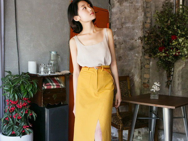Từ chân váy tới váy liền, chỉ cần thêm một đường xẻ vừa phải là đủ để bạn nhìn thu hút hơn rồi