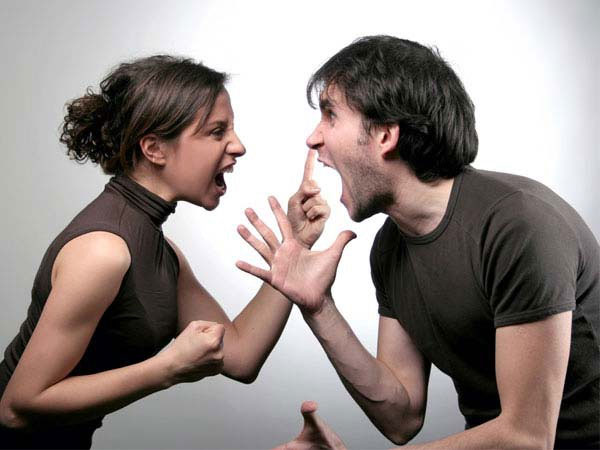 Vì câu nói vô tình của cậu bạn cùng lớp khi xưa, tôi bị chồng trút bực tức lên đầu khiến tôi buộc phải ném tờ đơn ly hôn ra