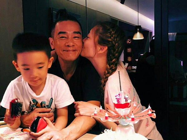 'Vi Tiểu Bảo xấu nhất màn ảnh' Trần Tiểu Xuân khoe hôn nhân 8 năm hạnh phúc bên vợ Á hậu