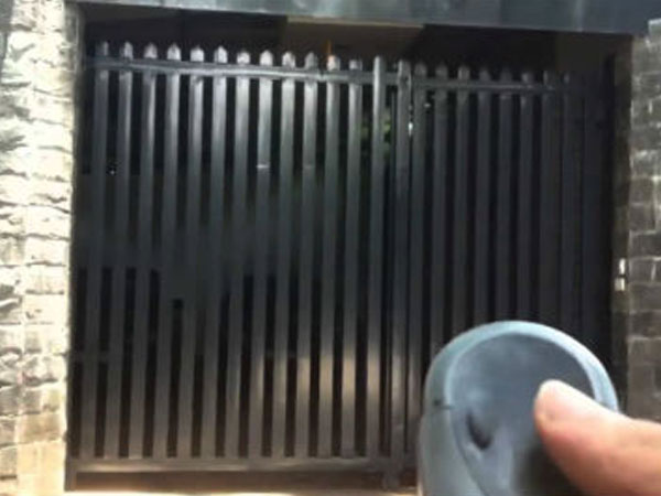 Bị cổng sắt điều khiển từ xa ép vào tường, chủ nhà tràn máu màng tim