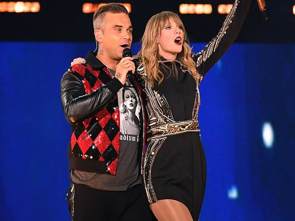 Ca sĩ giơ 'ngón tay thối' tại World Cup gây tranh cãi khi diễn show của Taylor Swift