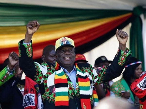 Khoảnh khắc bom phát nổ gần Tổng thống Zimbabwe