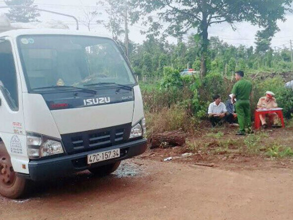 Sự thật phía sau clip đám đông kêu gào, chặn trước mũi xe cản tài xế cán qua người phụ nữ