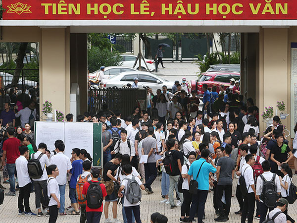 Thí sinh 'rồng vàng' làm thủ tục vượt vũ môn