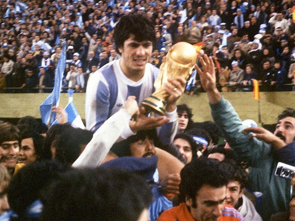 Trận World Cup 'sặc mùi dàn xếp' giúp Argentina lần đầu vô địch