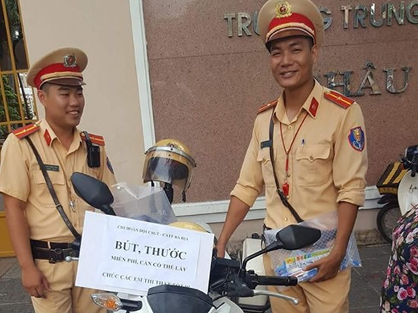 Bức ảnh 'nghìn like' của CSGT trong kì thi THPT Quốc gia khiến nhiều người xúc động