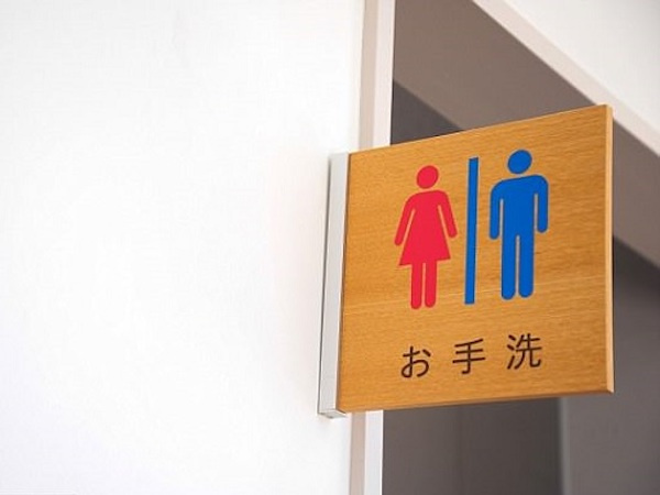 CĐV Nhật Bản chen nhau đi vệ sinh như ong vỡ tổ, 'tè'... trôi cả Tokyo