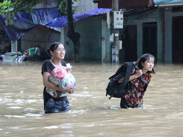 Chùm ảnh: Các sĩ tử vùng cao vượt mưa lũ đi thi THPT Quốc Gia 2018