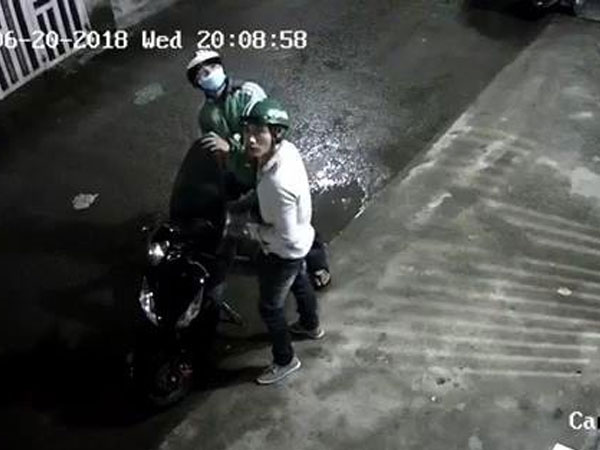 Đi trộm xe trả tiền thua độ bóng đá thì bị bắt, nam thanh niên hỏi trong tù có được xem World Cup không?
