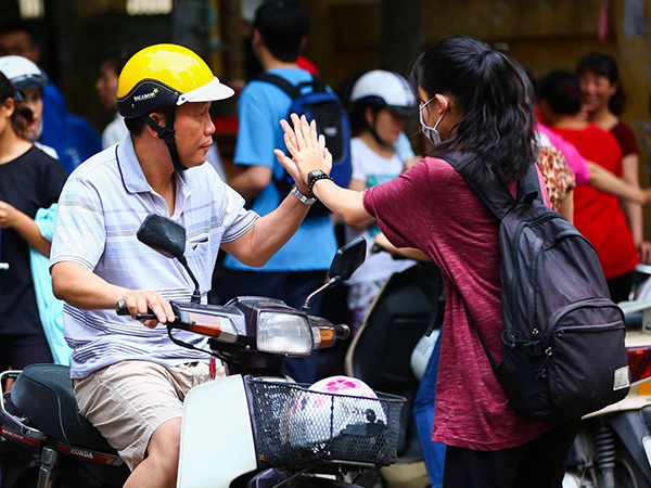 Khoảnh khắc ông bố đập tay 'truyền công lực' cho con trước kỳ thi nhận bão like vì quá dễ thương