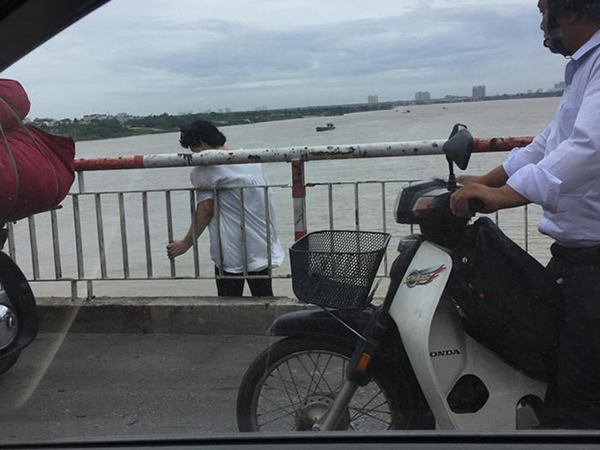 Người phụ nữ đứng trên thành cầu Chương Dương khóc lóc, chửi bới người ngăn chị tự tử