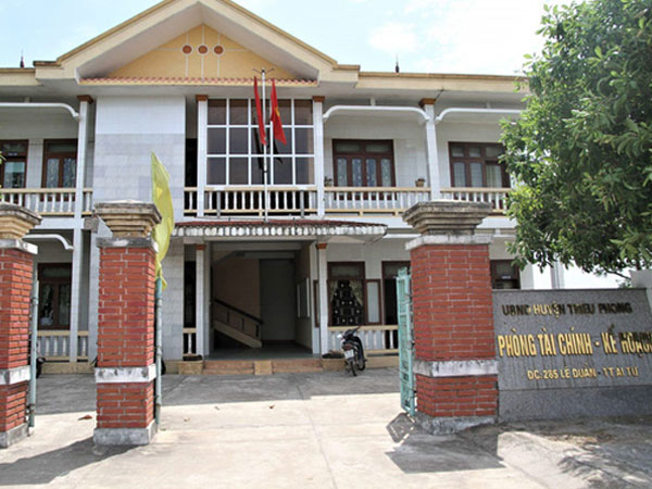 Nữ chuyên viên Phòng Tài chính-Kế hoạch huyện tố đồng nghiệp giở trò sàm sỡ