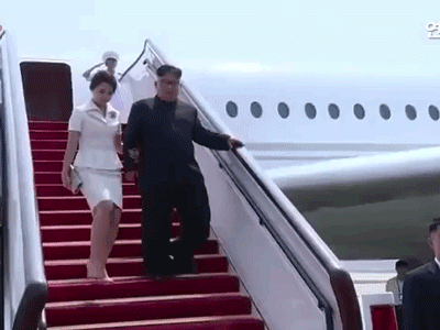 Ông Kim Jong-un khéo léo gửi thông điệp chính trị qua cử chỉ thân mật với bà Ri Sol-ju