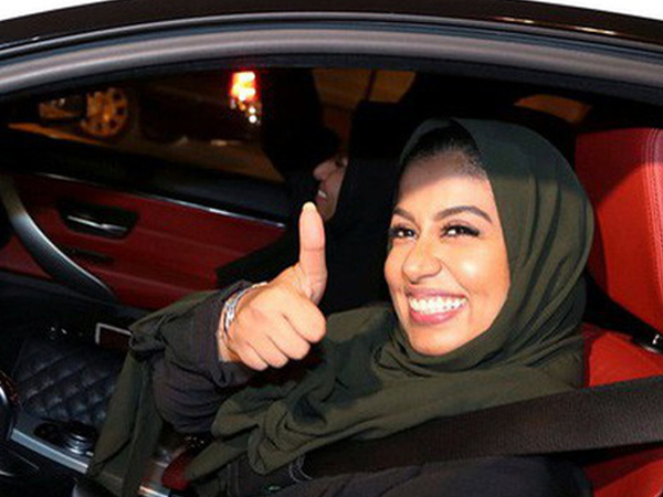 Phụ nữ Ả Rập Saudi được lái xe: Chị em háo hức lên đường giữa đêm