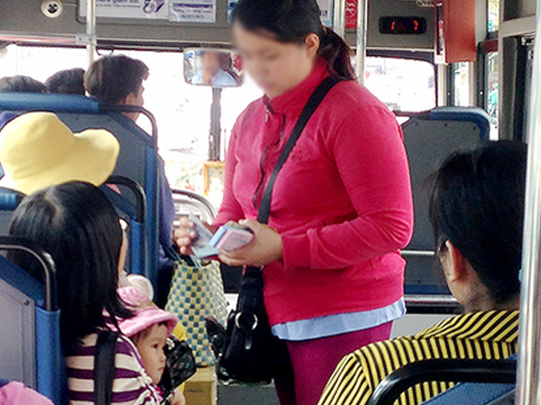 Than vãn vì phải nhường ghế cho bà bầu 'ưỡn ngực mát mẻ ngủ' còn mình thì tê cứng chân, người phụ nữ bị ném đá gay gắt