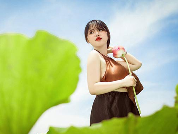 Thiếu nữ có vòng 1 'khủng' 110cm bất ngờ tung ảnh áo yếm lưng trần gợi cảm bên sen