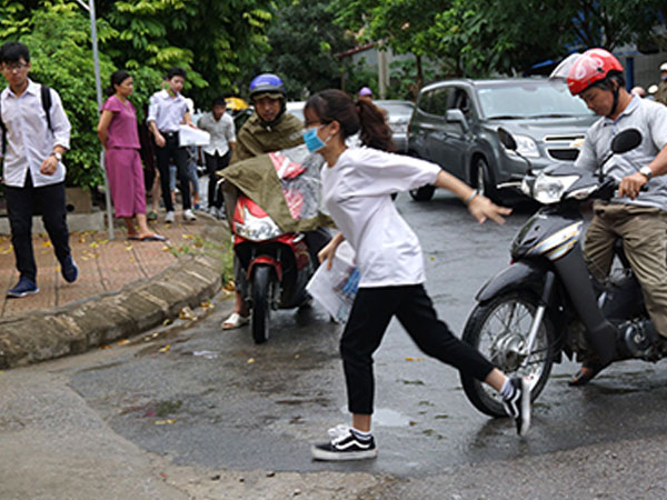 Trời mưa to, nhiều thí sinh Thanh Hóa đến trường thi muộn