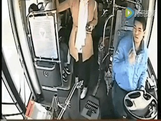Tức giận vì bị tài xế nhắc nhở, cô gái trẻ liền đạp chân phanh xe bus đang chạy khiến hành khách hoảng loạn