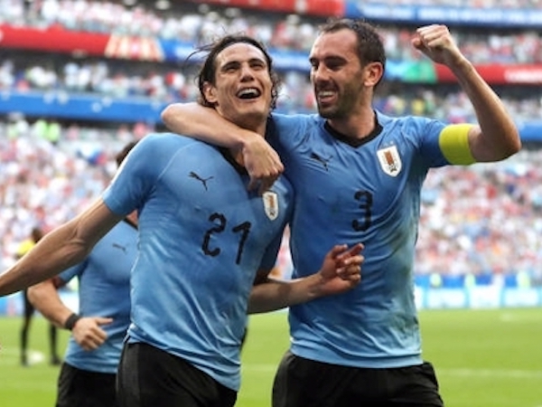 Uruguay đè bẹp Nga trong thế hơn người