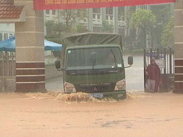 Video: Hà Giang huy động xe chuyên dụng đưa hàng nghìn sĩ tử đi thi