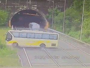 Video: Xe khách chở giáo viên lật thảm khốc, hàng chục người bị hất văng ra ngoài