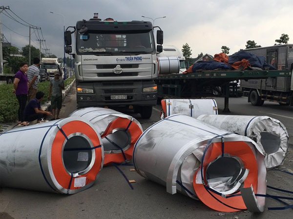 6 cuộn tôn nặng hàng chục tấn đứt xích rơi xuống đường, nhiều người thoát chết trong gang tấc