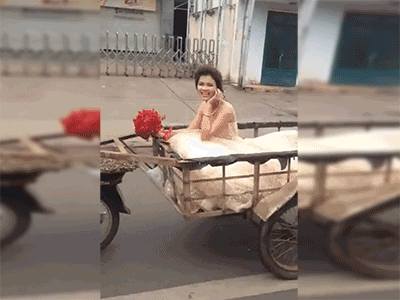 Chú rể đón dâu bằng xe kéo, cô dâu chẳng nề hà mà vẫn cười tươi khiến cộng đồng mạng thích thú